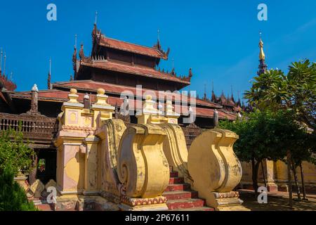 Monastero di Shwe in Bin (Shweinbin) in legno di teak, Mandalay, Myanmar (Birmania), Asia Foto Stock