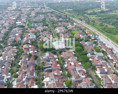 vista aerea della grande moschea bianca nel mezzo di un'area residenziale. Foto Stock