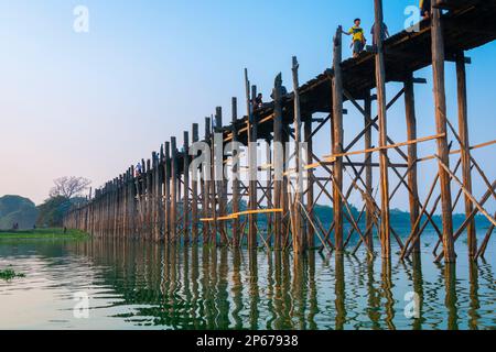 U Bein ponte sul lago Taungthaman, Amarapura, Mandalay, Myanmar (Birmania), Asia Foto Stock