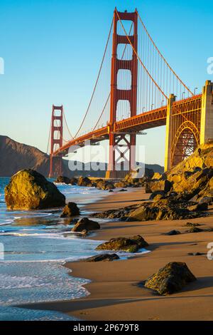 Golden Gate Bridge visto da Marshall Beach al tramonto, San Francisco, California, Stati Uniti d'America, Nord America Foto Stock