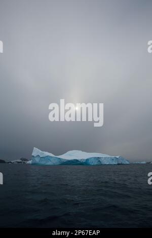 Sole oscurato che sorregna l'iceberg, la penisola antartica, l'Antartide, le regioni polari Foto Stock