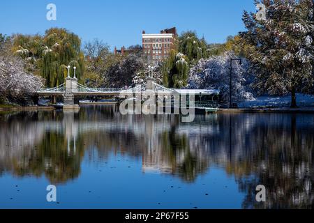 All'inizio dell'autunno neve al Public Garden Lagoon di Boston, Boston, Massachusetts, New England, Stati Uniti d'America, Nord America Foto Stock