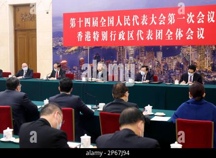 (230307) -- PECHINO, 7 marzo 2023 (Xinhua) -- Zhao Leji, membro del Comitato permanente dell'Ufficio politico del Comitato centrale del Partito comunista cinese (CPC), Si unisce ai deputati della Regione amministrativa Speciale di Hong Kong in una deliberazione di gruppo alla prima sessione del 14th° Congresso Nazionale del Popolo (NPC) a Pechino, capitale della Cina, il 7 marzo 2023. (Xinhua/Liu Weibing) Foto Stock