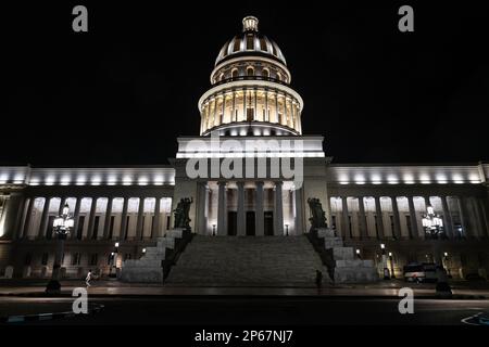 El Capitolio illuminato di notte, ex Palazzo dei Congressi costruito nel 1920s, l'Avana, Cuba, Indie Occidentali, Caraibi, America Centrale Foto Stock