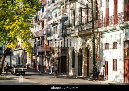 Strada tipica con vecchie griglie in stile spagnolo e balconi, l'Avana Vecchia, Cuba, Indie Occidentali, Caraibi, America Centrale Foto Stock