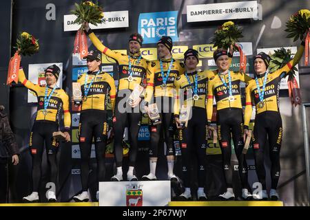 I piloti Jumbo-Visma festeggiano sul podio dopo aver vinto la terza tappa della 81st° edizione della gara ciclistica Parigi-Nizza di otto giorni, una prova a tempo di squadra di 32,2 km con partenza e arrivo a Dampierre-en-Burly, Francia, martedì 07 marzo 2023. FOTO DI BELGA DAVID PINTENS Foto Stock