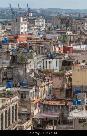 Veduta aerea attraverso l'Avana Vecchia con gru portuali in background, l'Avana, Cuba, Indie Occidentali, Caraibi, America Centrale Foto Stock