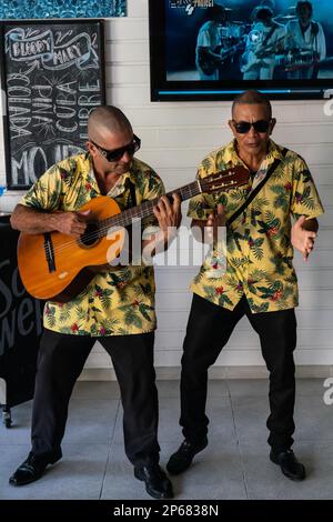 Salsa band in un centro commerciale, Varadero, Cuba, Indie Occidentali, Caraibi, America Centrale Foto Stock