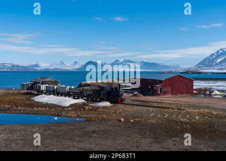 Vecchio treno a vapore, NY-Alesund, utilizzato in passato per l'estrazione mineraria, Spitsbergen, Isole Svalbard, Artico, Norvegia, Europa Foto Stock