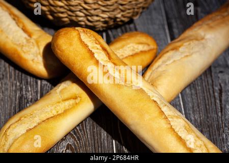 baguette gruppo su sfondo legno Foto Stock