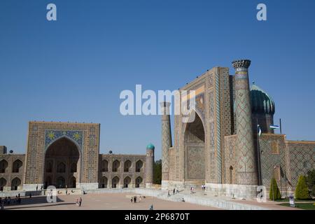 Tilla-Kari e Sherdor madrassahs, da sinistra a destra, Piazza Registan, Patrimonio dell'Umanità dell'UNESCO, Samarcanda, Uzbekistan, Asia centrale, Asia Foto Stock