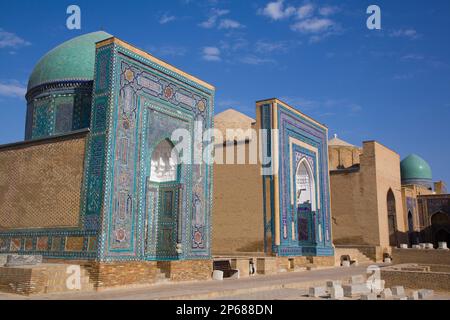 UsTo Ali Nasafi Mausoleo sulla sinistra, complesso Medio, Shah-i-Zinda, patrimonio dell'umanità dell'UNESCO, Samarcanda, Uzbekistan, Asia centrale, Asia Foto Stock