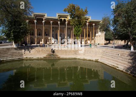 Moschea di Bolo Hauz, patrimonio dell'umanità dell'UNESCO, Bukhara, Uzbekistan, Asia centrale, Asia Foto Stock