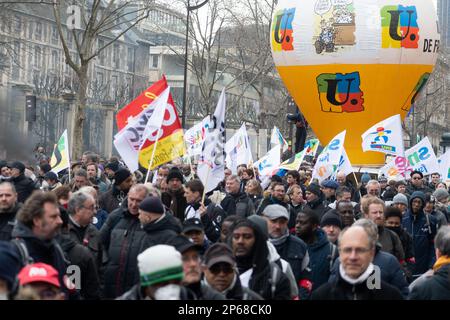 Parigi, Francia, 7th marzo 2023. Sciopero e proteste della gente con bandiere contro la riforma delle pensioni - Jacques Julien/Alamy Live News Foto Stock