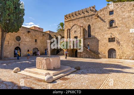 Vista del Gabinetto di pistola e Ospedale 14th ° secolo in Piazza Argyrokastro, Città Vecchia di Rodi, UNESCO, Rodi, Dodecaneso, Isole greche, Grecia Foto Stock