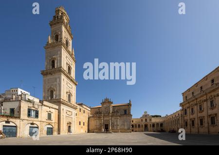 Il Duomo e il Palazzo Vescovile con il campanile in Piazza del Duomo, Lecce, Puglia, Italia, Europa Foto Stock