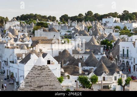 Vista sui tetti conici in pietra delle tradizionali case trulli del centro storico, Alberobello, patrimonio dell'umanità dell'UNESCO, Puglia, Italia, Europa Foto Stock