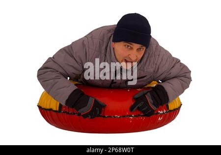 Un uomo con la gioia e la neve tubing da collina isolato su uno sfondo bianco. Concetto di attività invernale Foto Stock