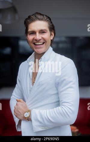 Sankt Augustin, Germania. 07th Mar, 2023. Jeremy Fragrance, imprenditore, produttore di video web e influencer, si trova nel suo ufficio. Credit: Rolf Vennenbernd/dpa/Alamy Live News Foto Stock