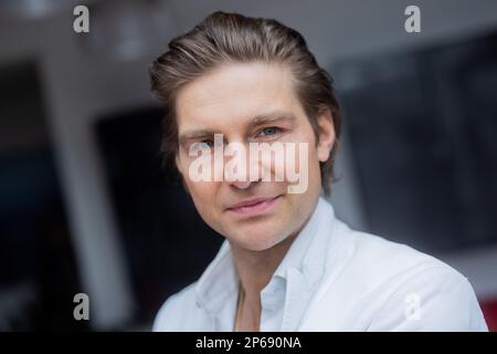 Sankt Augustin, Germania. 07th Mar, 2023. Jeremy Fragrance, imprenditore, produttore di video web e influencer, si trova nel suo ufficio. Credit: Rolf Vennenbernd/dpa/Alamy Live News Foto Stock