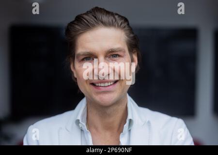 Sankt Augustin, Germania. 07th Mar, 2023. Jeremy Fragrance, imprenditore, produttore di video web e influencer, si trova nel suo ufficio. Credit: Rolf Vennenbernd/dpa/Alamy Live News Foto Stock