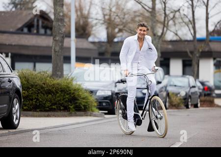 Sankt Augustin, Germania. 07th Mar, 2023. Jeremy Fragrance, imprenditore, produttore di video web e influencer, guida la sua moto vicino al suo ufficio. Credit: Rolf Vennenbernd/dpa/Alamy Live News Foto Stock