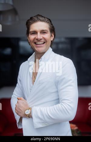 Sankt Augustin, Germania. 07th Mar, 2023. Jeremy Fragrance, imprenditore, produttore di video web e influencer, si trova nel suo ufficio. Credit: Rolf Vennenbernd/dpa/Alamy Live News Foto Stock