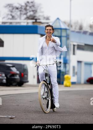 Sankt Augustin, Germania. 07th Mar, 2023. Jeremy Fragrance, imprenditore, produttore di video web e influencer, guida la sua moto vicino al suo ufficio. Credit: Rolf Vennenbernd/dpa/Alamy Live News Foto Stock