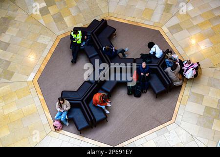 Gli amanti dello shopping al Bullring Center di Birmingham si possono ammirare dall'alto Foto Stock