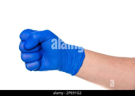 Taglia la mano anonima della persona in guanto blu lattice con pugno aggrappato su sfondo bianco Foto Stock