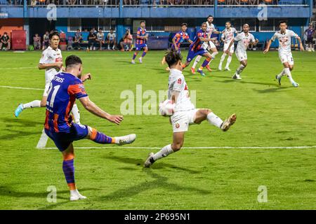 Pass di blocco del difensore durante la partita della Premier League tailandese allo stadio PAT di Bangkok, Thailandia Foto Stock