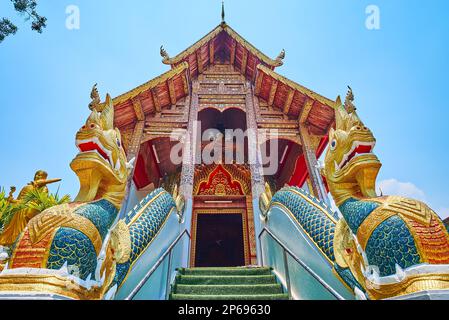 Le statue colorate dei serpenti di Naga custodiscono l'ingresso al Viharn di Wat Thung Yu, Chiang mai, Thailandia Foto Stock