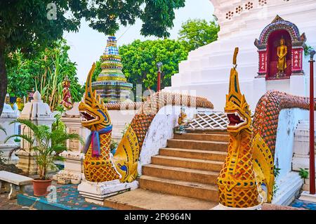 I serpenti Naga guardiani al Chedi di Wat Ket Karam, Chiang mai, Thailandia Foto Stock