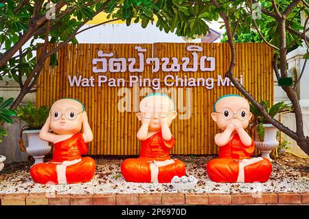 Le statue colorate di Hear See Speak No Evil Baby Buddha, situate all'ingresso di Wat Pan Ping, Chiang mai, Thailandia Foto Stock