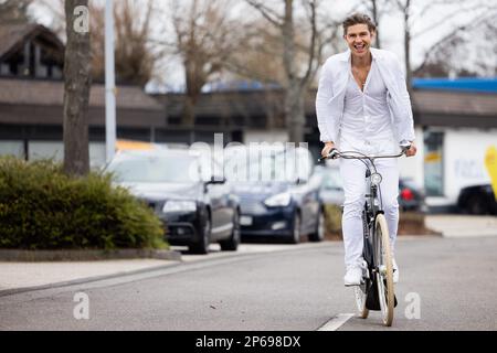 Sankt Augustin, Germania. 07th Mar, 2023. Jeremy Fragrance, imprenditore, produttore di video web e influencer, guida la sua moto vicino al suo ufficio. Credit: Rolf Vennenbernd/dpa/Alamy Live News Foto Stock