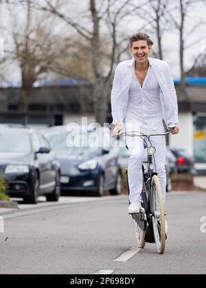 Sankt Augustin, Germania. 07th Mar, 2023. Jeremy Fragrance, imprenditore, produttore di video web e influencer, guida la sua moto vicino al suo ufficio. Credit: Rolf Vennenbernd/dpa/Alamy Live News Foto Stock