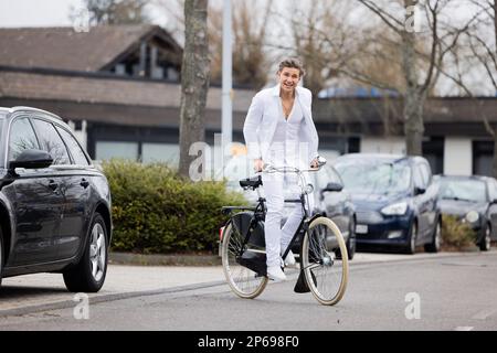 Sankt Augustin, Germania. 07th Mar, 2023. Jeremy Fragrance, imprenditore, produttore di video web e influencer, guida la sua moto vicino al suo ufficio. Credit: Rolf Vennenbernd/dpa/Alamy Live News Foto Stock