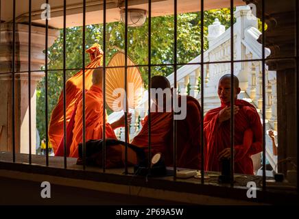 Monaci buddisti al tempio di Oudong nella provincia di Kandal vicino a Phnom Penh, Cambogia. Foto Stock