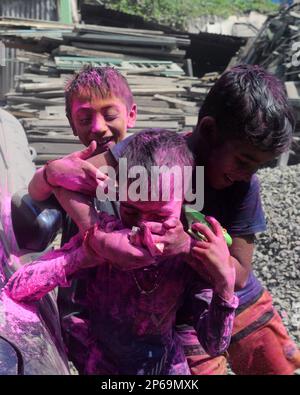 7 marzo 2023, Kolkata, India: I bambini strisciano i colori ogni other in occasione del Festival Holi, il festival dei colori, anche se è anche chiamato Foto Stock