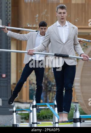 Il belga Jonathan Sacoor e il belga Julien Watrin hanno illustrato nel corso di una lezione di iniziazione in tightrope walking con la squadra belga di staffetta 4x400m 'Belgian Tornados', martedì 07 marzo 2023 alla Gare Maritime, a Bruxelles. BELGA FOTO BENOIT DOPPAGNE Foto Stock