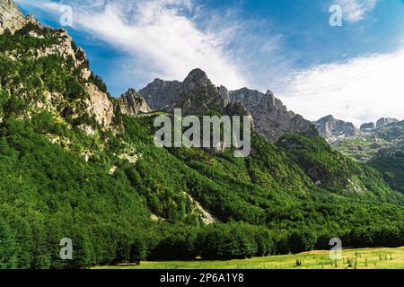 Montenegro. Parco Nazionale di Prokletiye. Estate. Catena montuosa. Cime verdi di montagna Foto Stock