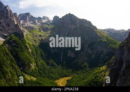 Montenegro. Parco Nazionale di Prokletiye. Estate. Catena montuosa. Cime verdi di montagna Foto Stock