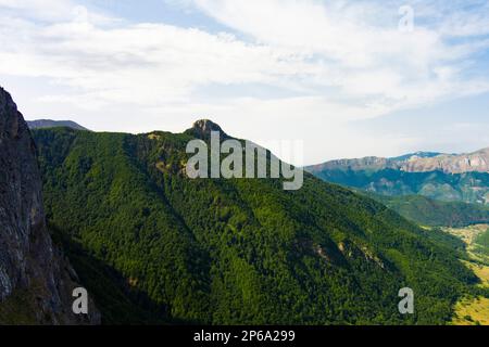 Montenegro. Parco Nazionale di Prokletiye. Estate. Catena montuosa. Cime verdi di montagna Foto Stock
