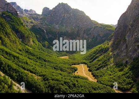 Montenegro. Parco Nazionale di Prokletiye. Estate. Valle verde montagna. Popolare luogo turistico. Drone. Vista aerea Foto Stock