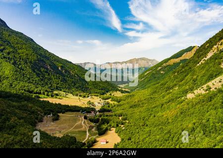 Montenegro. Parco Nazionale di Prokletiye. Estate. Valle verde montagna. Popolare luogo turistico. Drone. Vista aerea Foto Stock