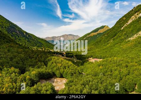Montenegro. Parco Nazionale di Prokletiye. Estate. Valle verde montagna. Popolare luogo turistico. Drone. Vista aerea Foto Stock
