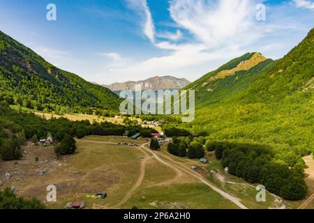 Montenegro. Parco Nazionale di Prokletiye. Estate. Valle verde montagna. Popolare luogo turistico. Drone. Vista aerea Foto Stock