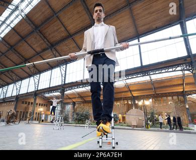 Il belga Jonathan Borlee ha illustrato nel corso di una lezione di iniziazione in tightrope walking con la squadra belga 4x400m di staffetta 'Belgian Tornados', martedì 07 marzo 2023 alla Gare Maritime, a Bruxelles. BELGA FOTO BENOIT DOPPAGNE Foto Stock