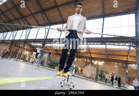 Il belga Jonathan Borlee ha illustrato nel corso di una lezione di iniziazione in tightrope walking con la squadra belga 4x400m di staffetta 'Belgian Tornados', martedì 07 marzo 2023 alla Gare Maritime, a Bruxelles. BELGA FOTO BENOIT DOPPAGNE Foto Stock