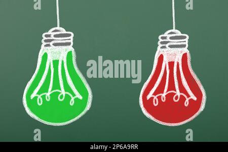 Lavagna con le lampade a incandescenza disegnate, ogni lampada si illumina di rosso e verde. Concetto di ottima o terribile idea. Foto Stock